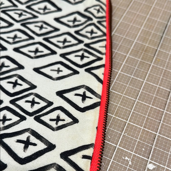 Samudra Black and White Cosmetic Bag with Geometric Design - Picture 4 of 11